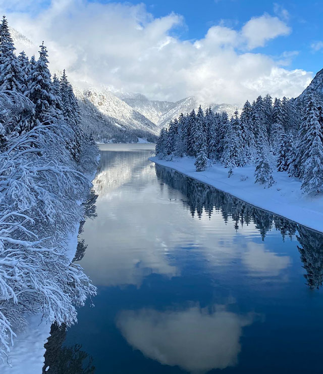 Ausflugsziele, See mit bergen im Hintergrund