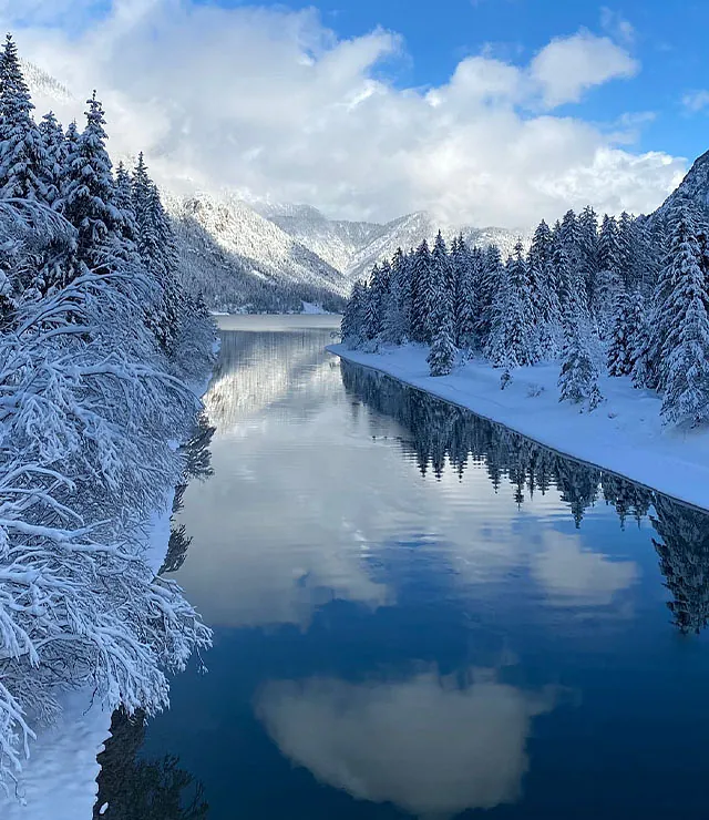 Ausflugsziele, See mit bergen im Hintergrund