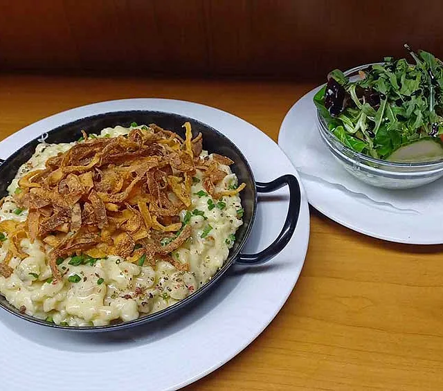 Käsespätzle mit gegrillten Zwiebeln und Salat